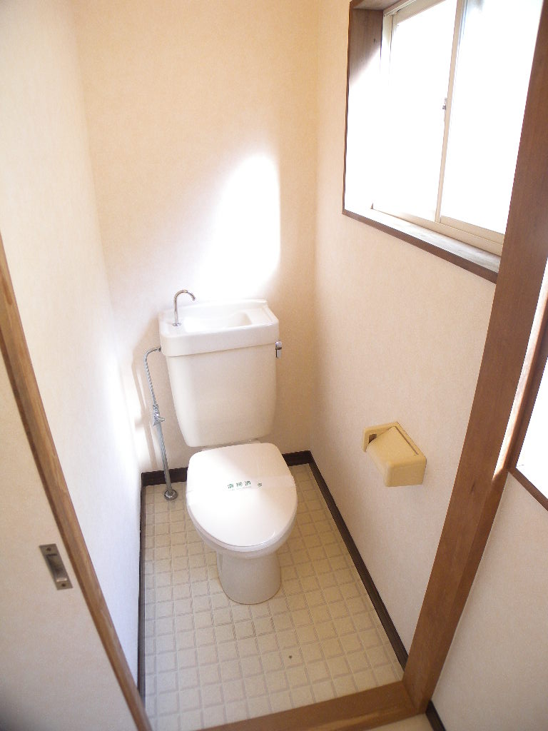 Toilet. Pat ventilation with windows ☆