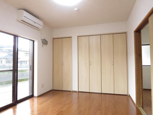 Non-living room. Floor change from Japanese-style rooms to Western-style. It was air conditioning installation.