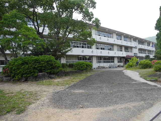 Junior high school. Nagayo stand Nagayo junior high school (junior high school) up to 337m