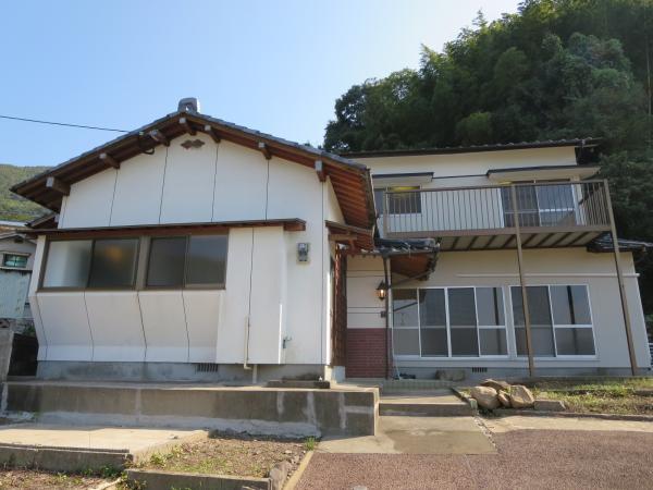 Local appearance photo. Surrounded by green house