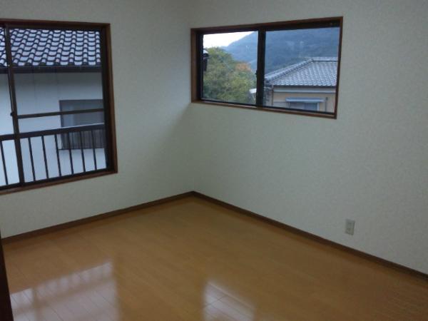 Non-living room. It was flooring ZoCho! It is shiny