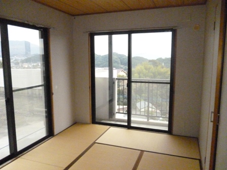 Living and room. Day in the corner room ・ ventilation Favorable
