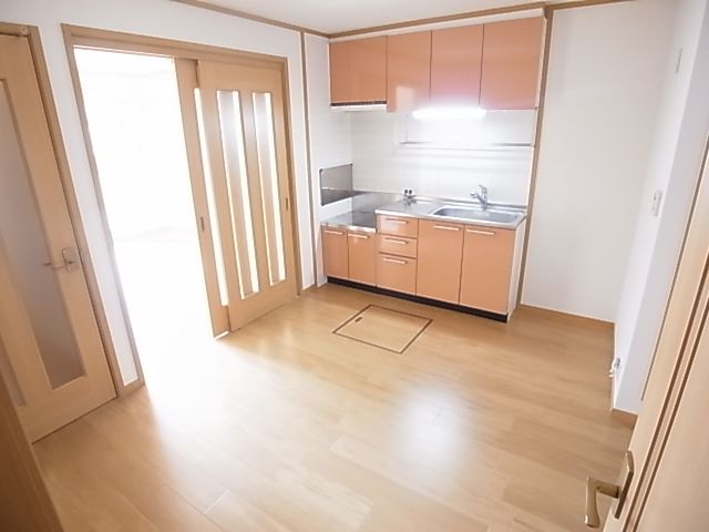 Living and room. It is also equipped with under-floor storage! (^^)!