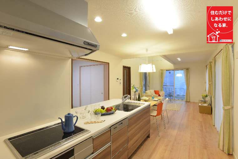 Kitchen.  [Terrace & Japanese-style room Integrated use of the spacious LDK] It is also attractive to feel the four seasons since missing the sight of the garden from the living room, I really feel an open an area more than size! 