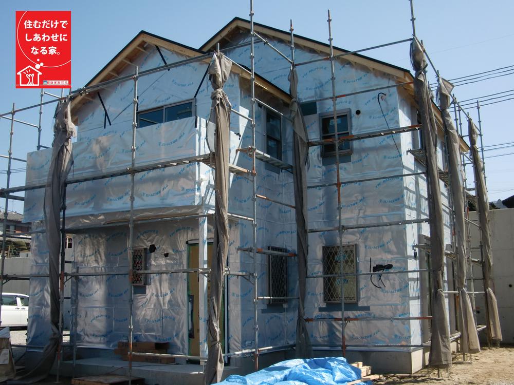 Construction ・ Construction method ・ specification. In heat shield sheet obtained by depositing aluminum, Bounce out of the heat, Do not miss the indoor heat. "Cool in summer, Warm in winter. ", Thermos specification of house building. 