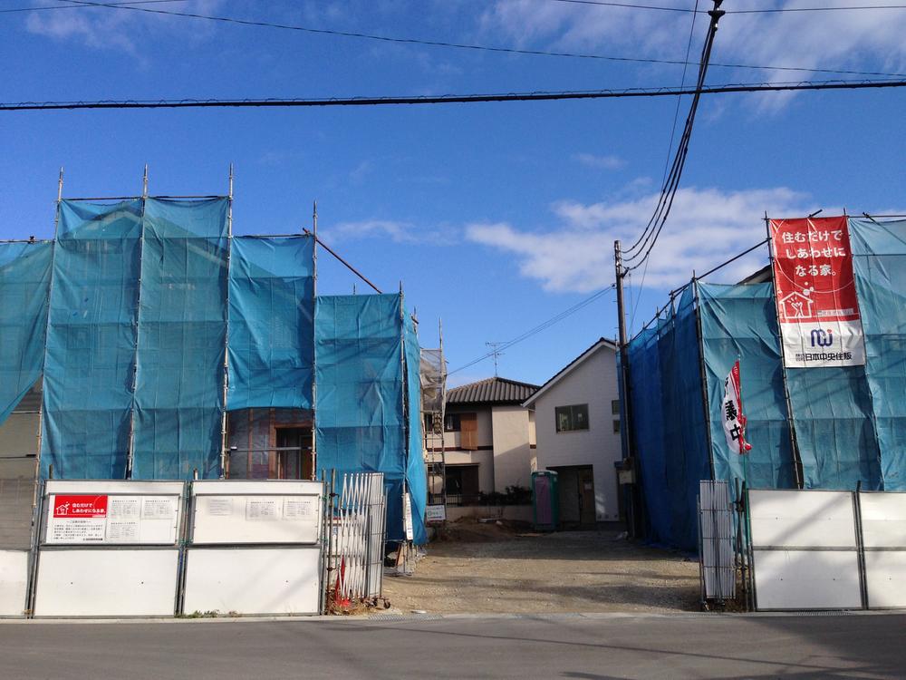 Local photos, including front road. State of Matsumidai side local