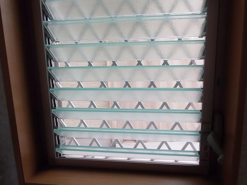 Other introspection. Jalousie also adopted a pair glass of high thermal insulation specification of the common areas