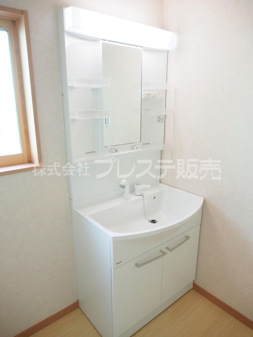 Wash basin, toilet. Local photos (basin)