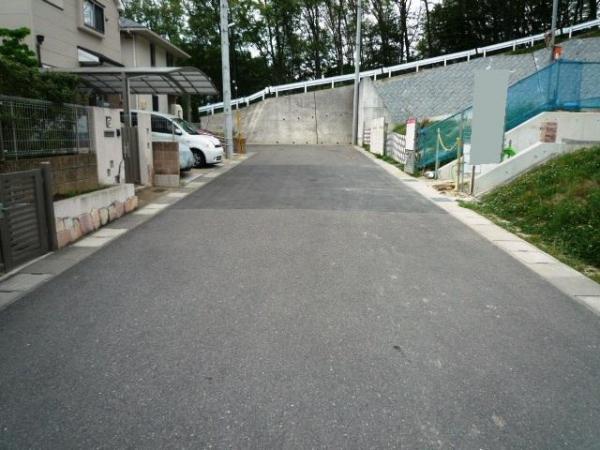 Local photos, including front road. Front road width is about 6.1m. Safe even better operation is weak.