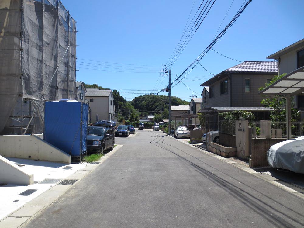 Local photos, including front road.  ■ Front road is spacious 6.1m ■ 