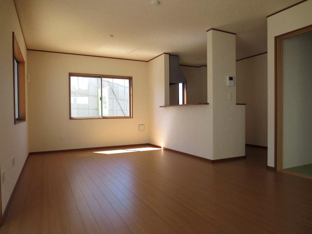 Living.  ■ It uses a pair glass, There is a heat insulation effect, Do not worry about condensation.  ■ 