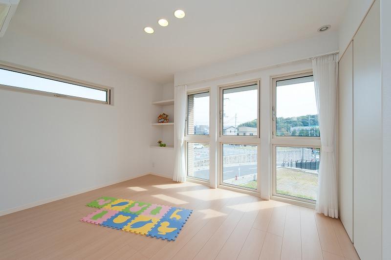 Model house photo. Children's room there is a bright daylight of the south-facing. Uemachi base model house