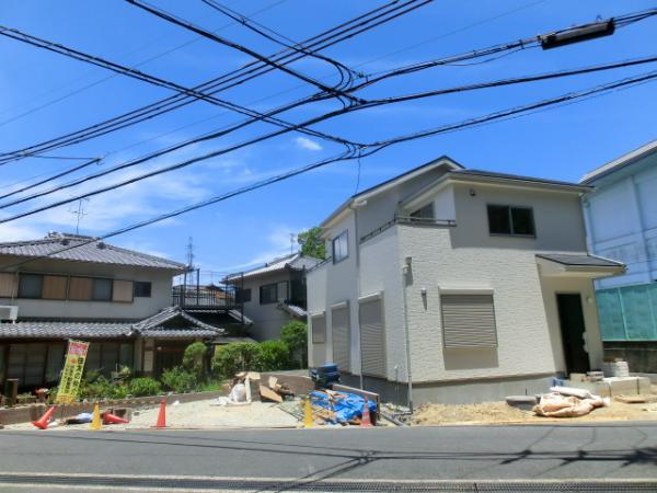 Local photos, including front road. As you can see is per yang. 