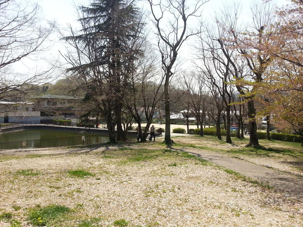 park. 850m to the park Meihatake kindergarten ・ Since Ikoma there is a park just off the east elementary school, Children also can play and carefree
