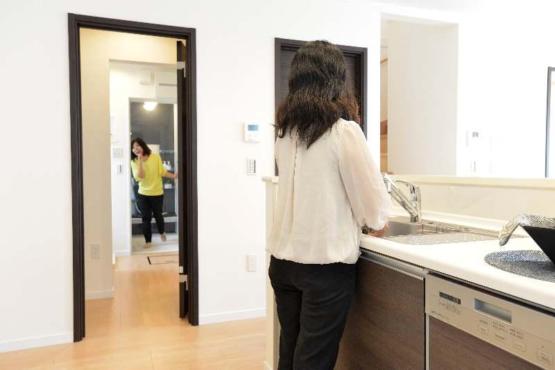 Wash basin, toilet.  [Good POINT]  From the entrance, You can enter and leave even from the kitchen Floor plan.  So that you can housework flow line of mom easier You can round the house.  Mom eyes of the Planning Department has been kept alive. 