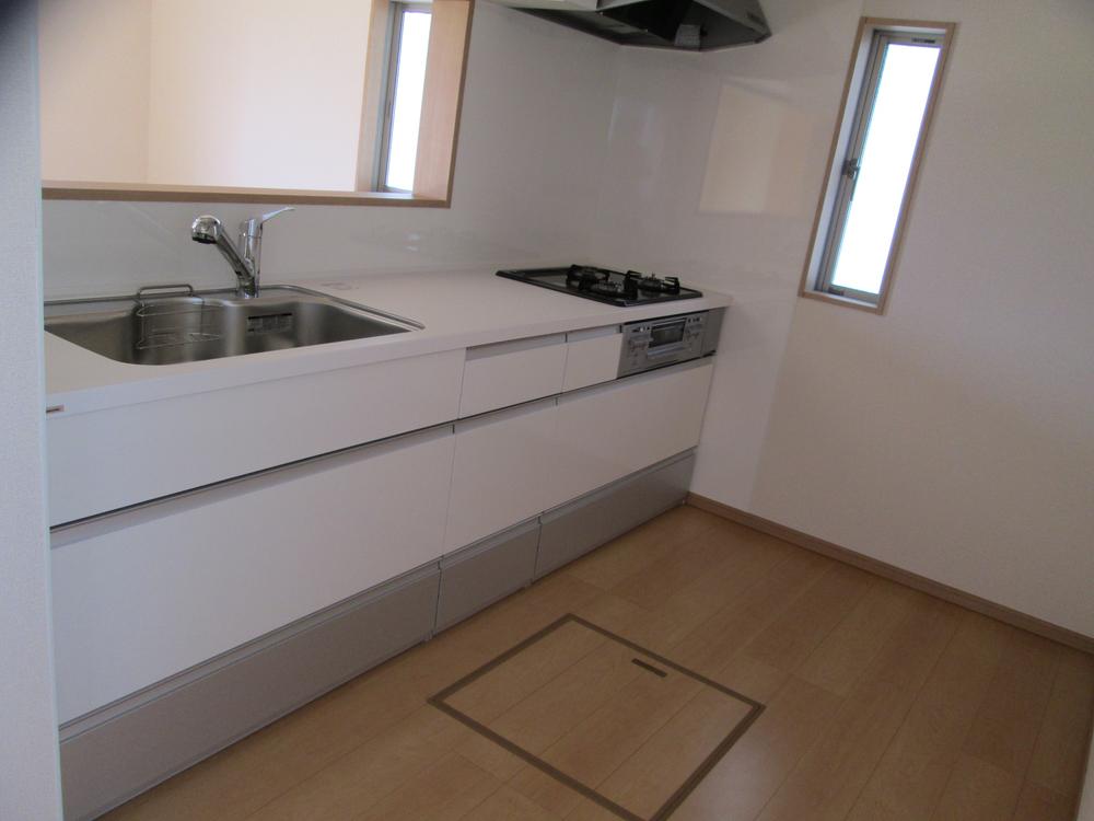 Kitchen. Since the face-to-face kitchen, You can talk while cooking