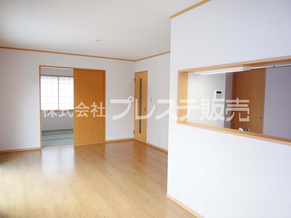 Same specifications photos (living). Because it is a living room facing the south side of the spacious garden with 2 House, Good per yang