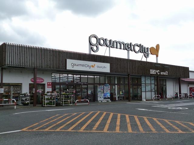 Shopping centre. To gourmet City Kita Yamato 210m