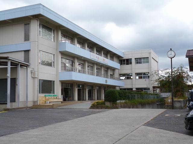 Primary school. Mayumi up to elementary school 500m