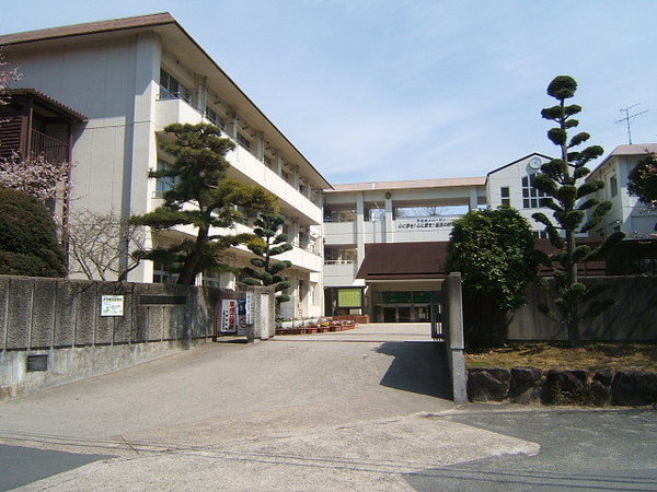 Junior high school. Ikoma Municipal Midorigaoka Junior High School (junior high school) to 563m