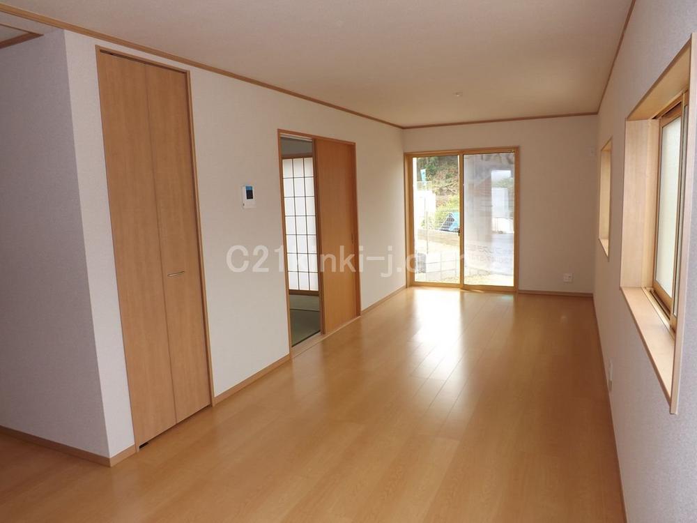 Living. Local photos (living) Comfortable space of all window glazing!