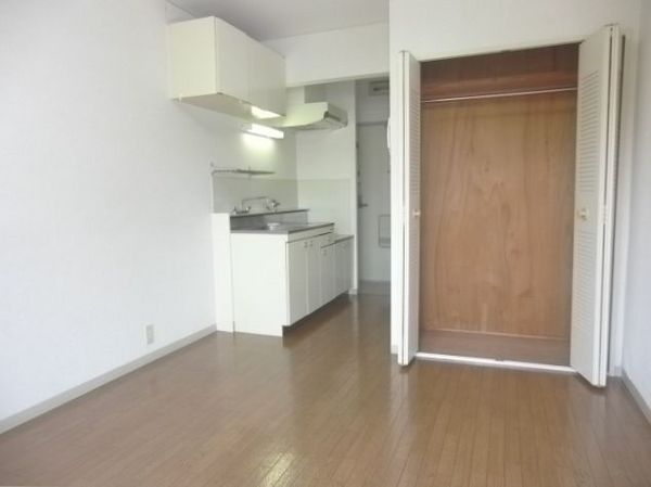 Living and room. Abundant storage pat cupboard in the kitchen ☆