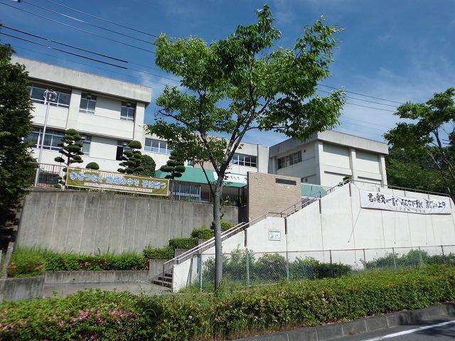 Junior high school. Ikoma until the municipal on the junior high school 460m
