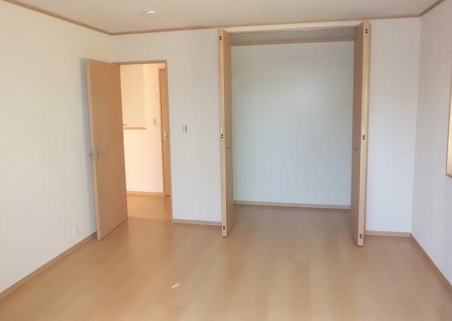 Other introspection. Each room can accommodate all the luggage there is a large closet