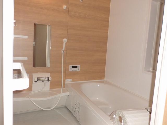 Bathroom. Spacious 1 tsubo (1616) Bathroom size Or bathing stretched out leisurely foot, Space is of rest and or there is a convenient stool in sitz bath