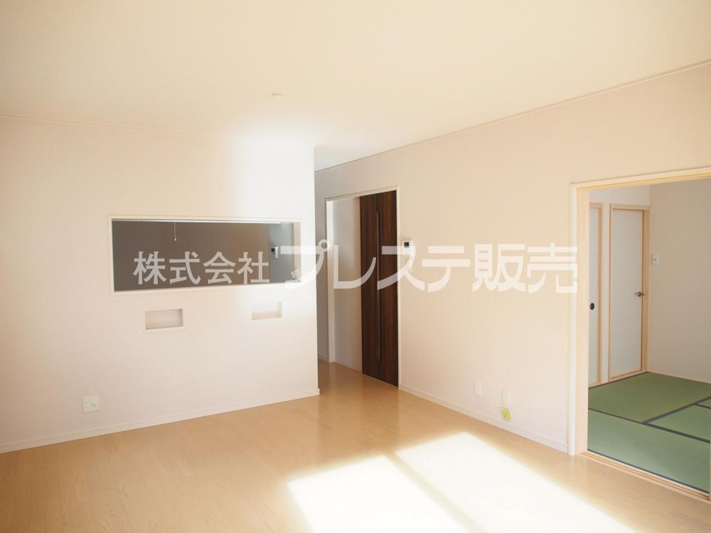 Living. Local photos (living) Because it is a living room facing the south side of the spacious garden, Good per yang