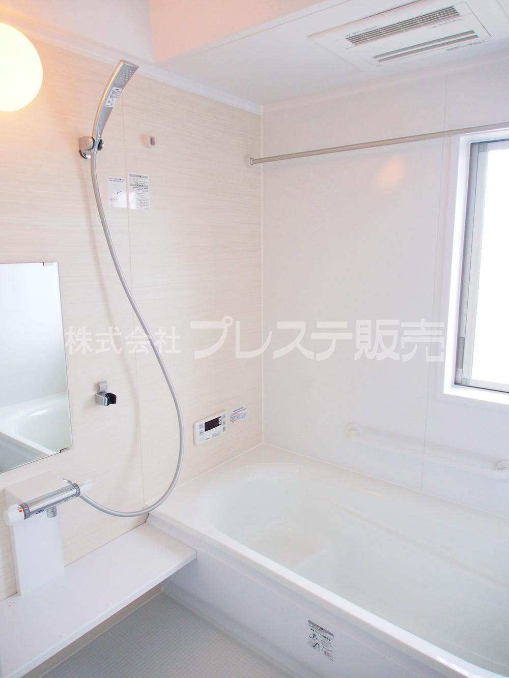 Bathroom. Local photo (bathroom) Standard equipped with a bathroom heating dryer!