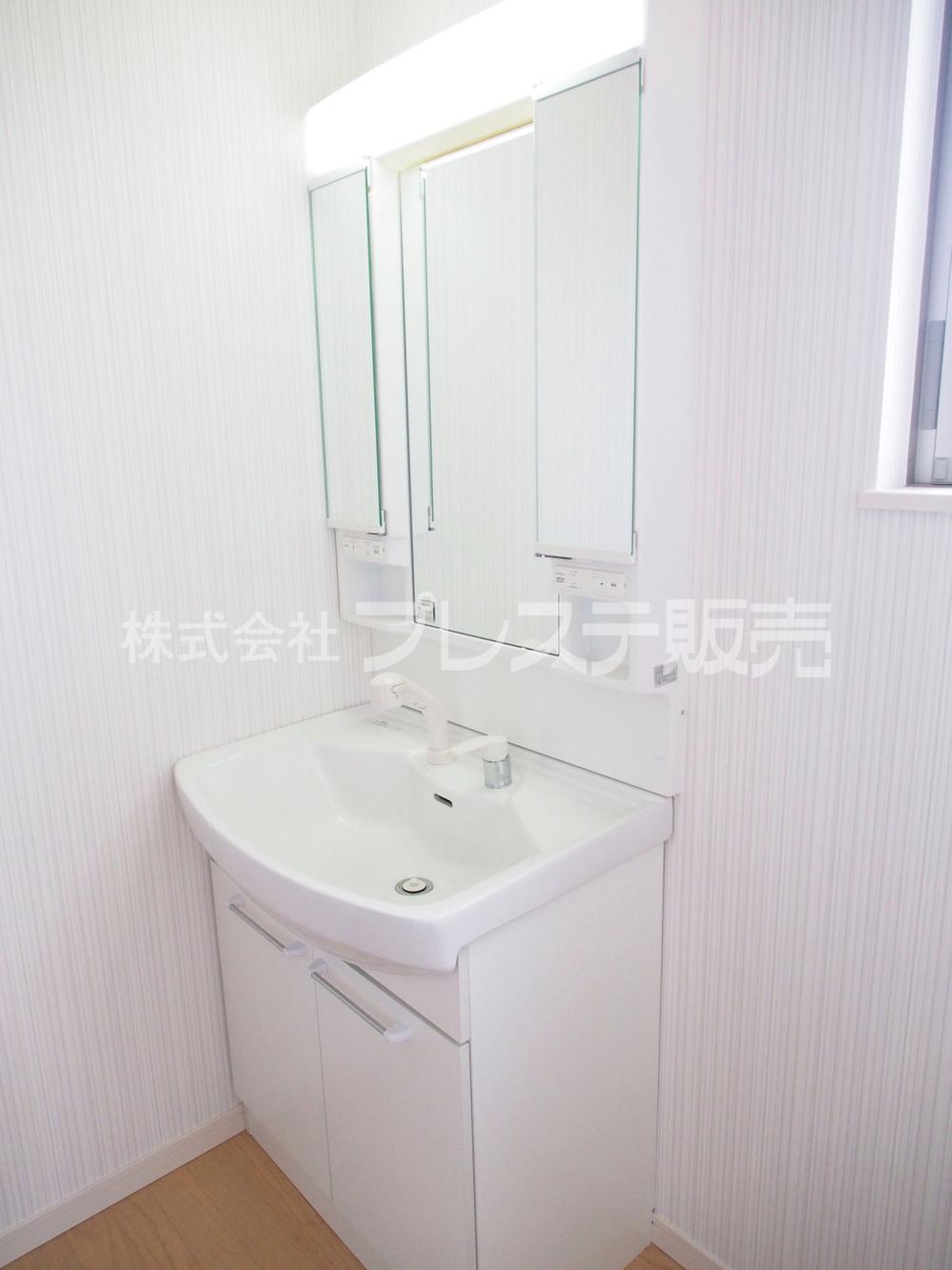 Wash basin, toilet. Local photos (basin)