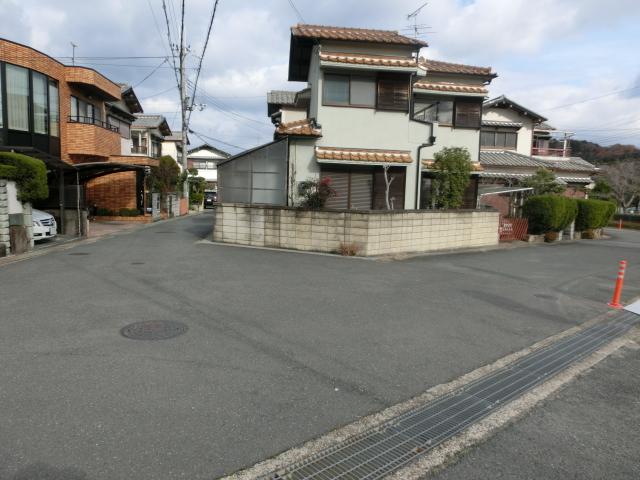 Local photos, including front road. Front road spacious