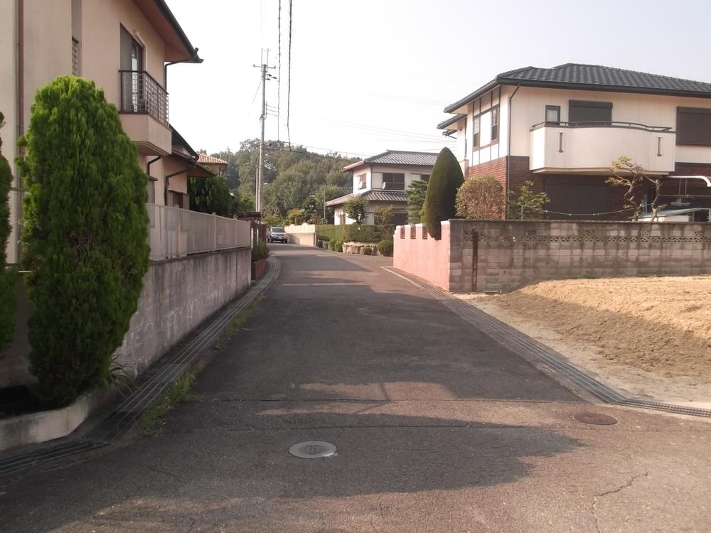 Local photos, including front road. It is the state of the southwest side of the road. It is a public road width 6m. 