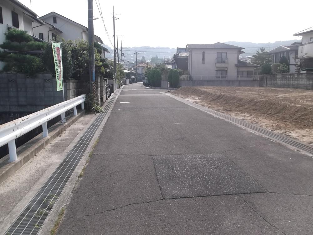 Local photos, including front road. It is the state of the southeast side of the road. It is a public road width 6m. 