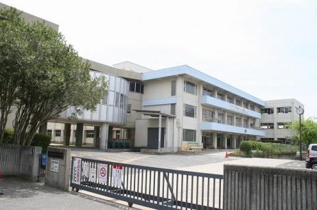 Primary school. Ikoma Municipal Mayumi up to Elementary School 1751m