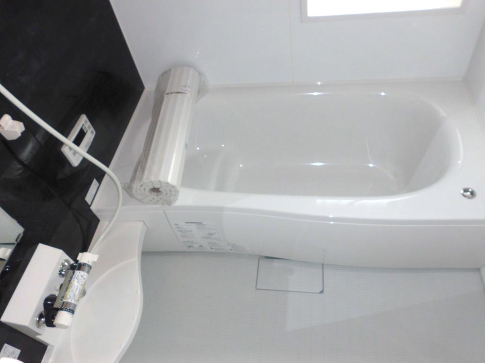 Bathroom. Spacious 1 tsubo (1616) Bathroom size