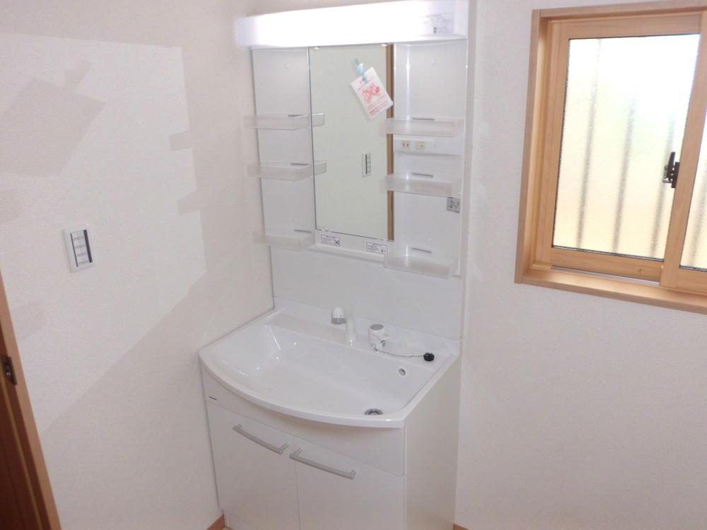 Wash basin, toilet. Vanity convenient storage is also attached to both sides. Very active in the morning of the shampoo because it became a shower Dresser formula