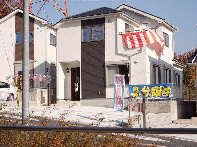 Local photos, including front road. Creek in front of the house you will see