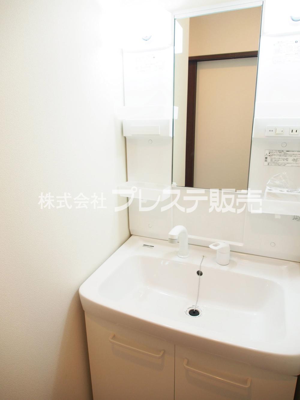 Wash basin, toilet. Local photos (basin)