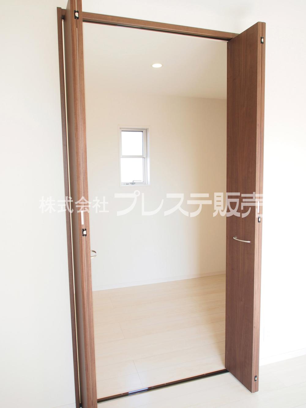 Receipt. Local photo (walk-in closet)