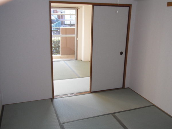 Living and room. You can use spacious Japanese-style Tsuzukiai