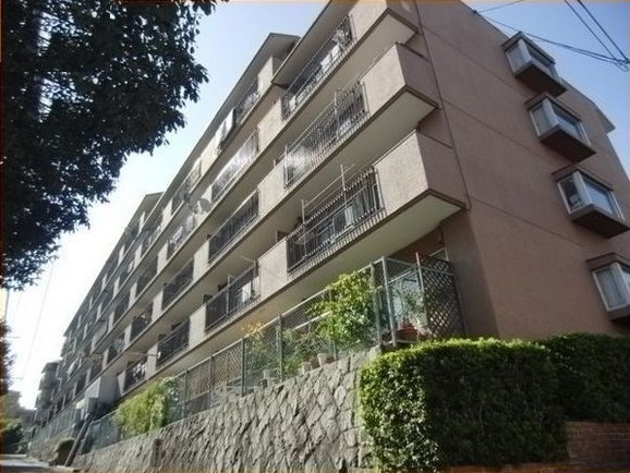 Building appearance. No slope from Higashiikoma ☆ Popular condominium type