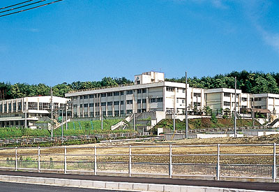 Junior high school. Adjacent to the City on the junior high school Shiraniwadai residential area