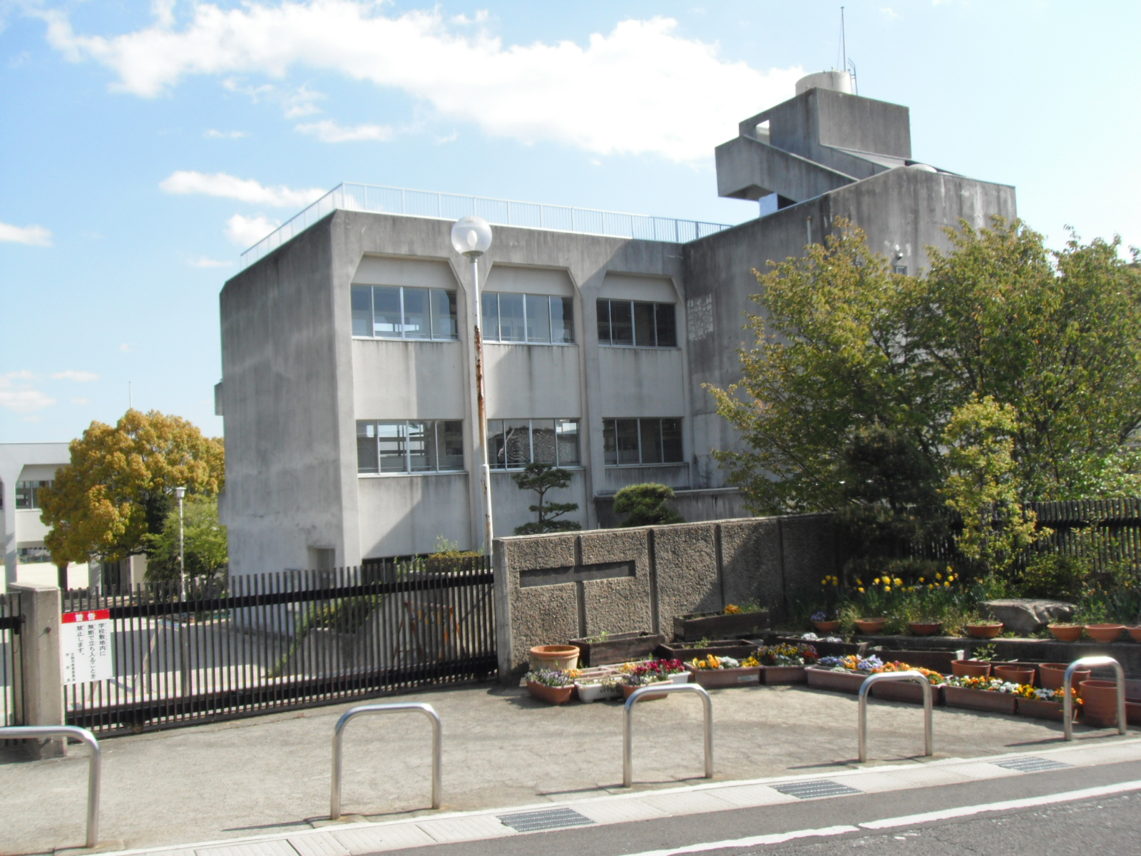 Primary school. 1845m to Ikoma Municipal Ikoma Higashi elementary school (elementary school)