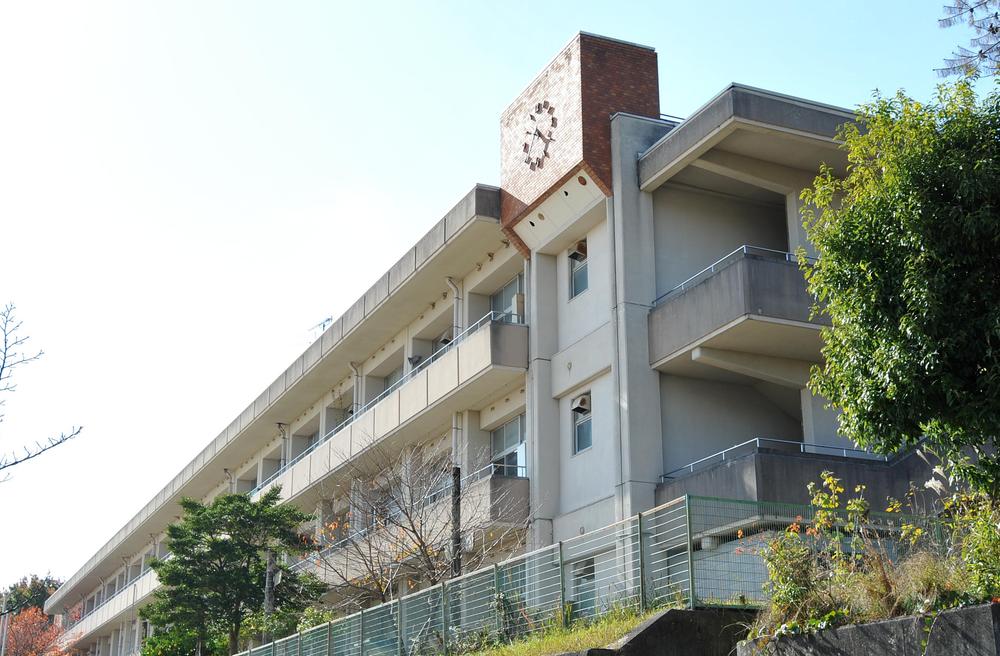 Primary school. Ikoma Asukano to elementary school 667m
