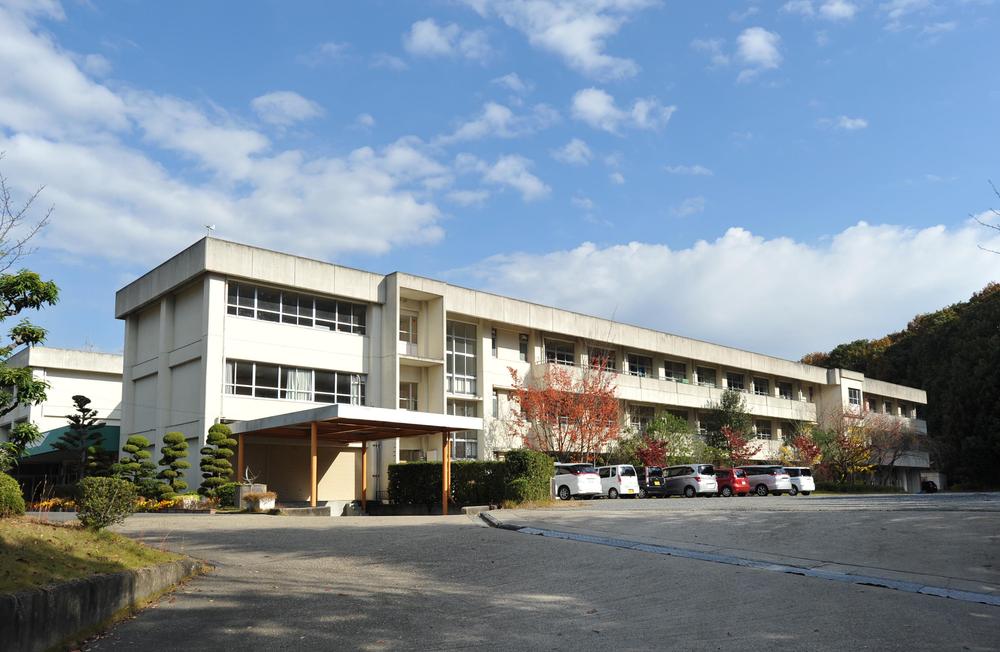 Junior high school. Ikoma until the municipal on the junior high school 1295m