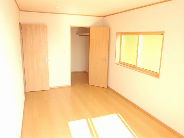 Other introspection. Each room can accommodate all the luggage there is a large closet