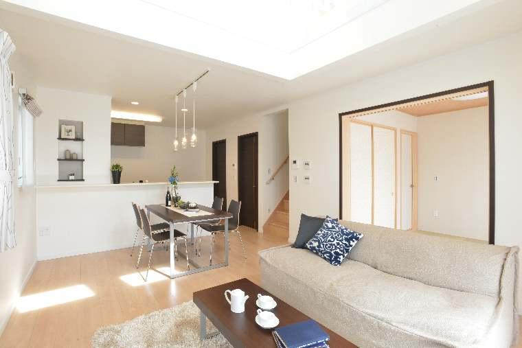 Living.  [Living stairs] Neat to see the face is designed to deepen the communication of greeting family. 