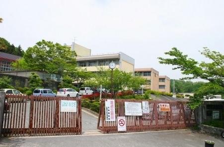 Primary school. Ikoma Municipal Tawaraguchi to elementary school 848m